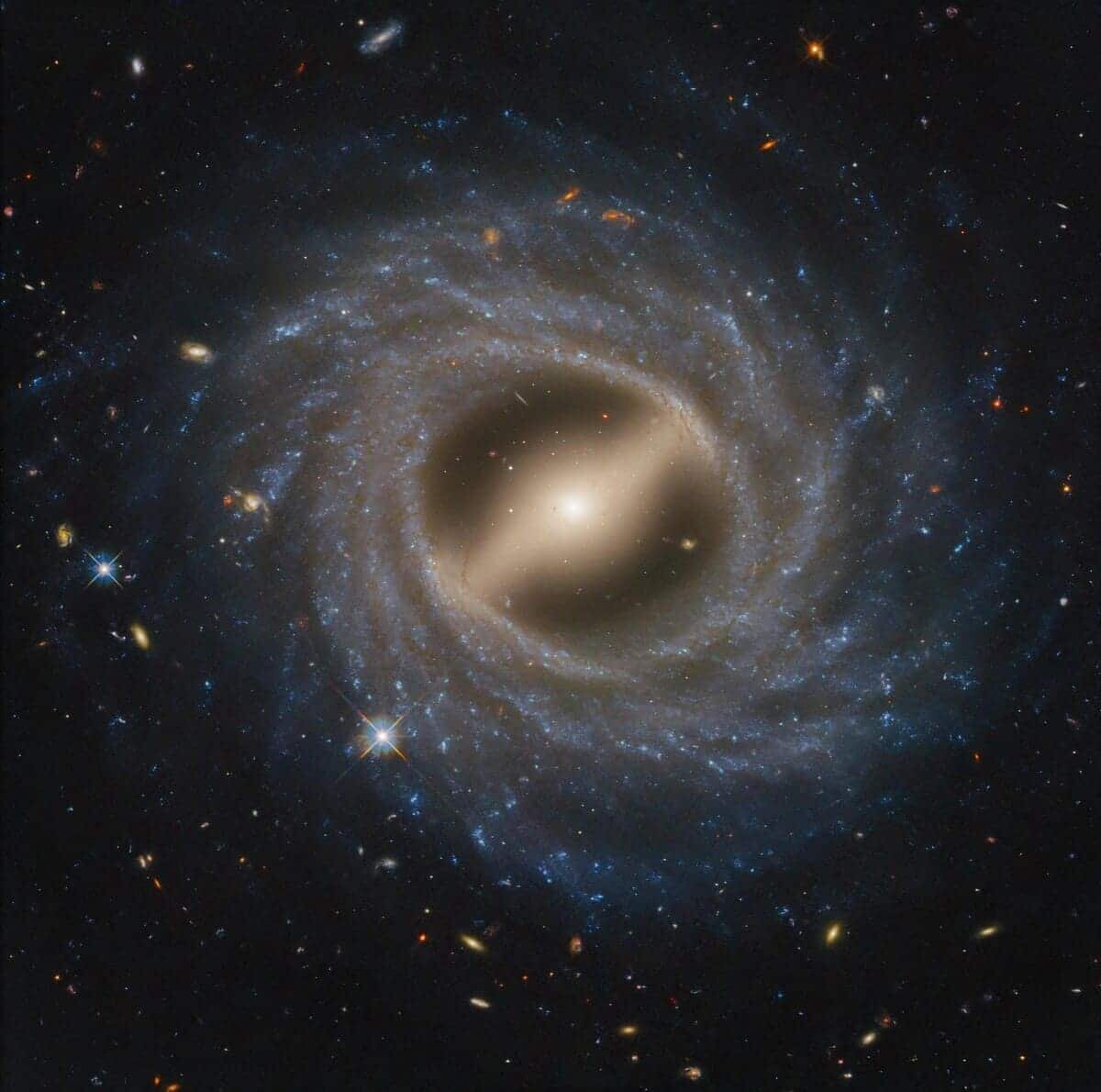   Спиральная галактика с перемычкой NGC 5335 / © NASA / ESA