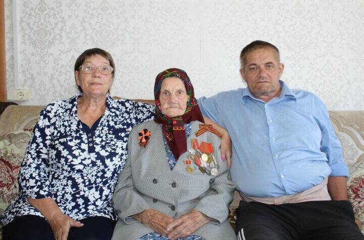 На фото: Екатерина Ивановна Ершова с дочерью Ниной и сыном Владимиром / Фото предоставлено Ольгой Ивановой