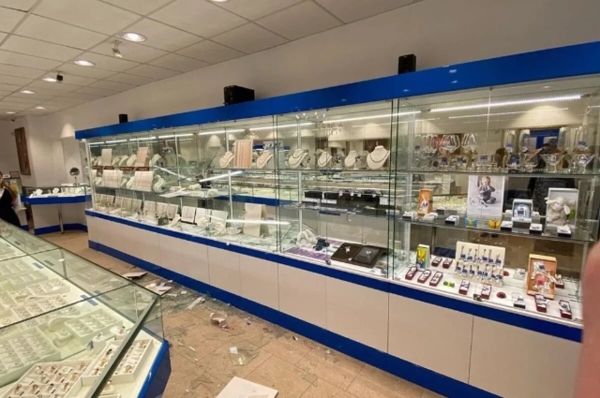    В Хабаровском крае байкер топором разнёс витрины ювелирного и забрал золото