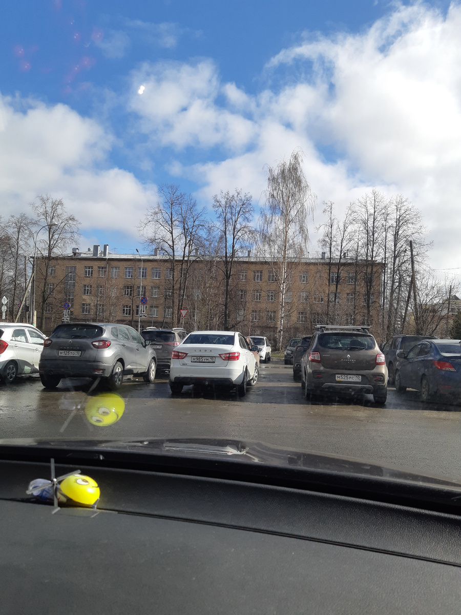 Вертолётик улыбается своему отражению.