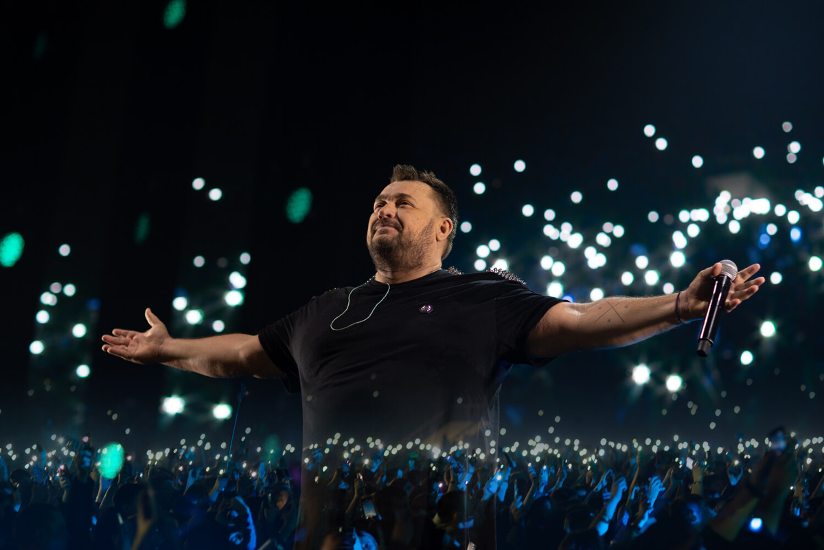 "Потому что есть Алёшка у тебя,
Об Алёшке ты вздыхаешь зря,
Об Алёшке все твои мечты,
Только о Серёге позабыла ты"(с) Фото: kvitki.by