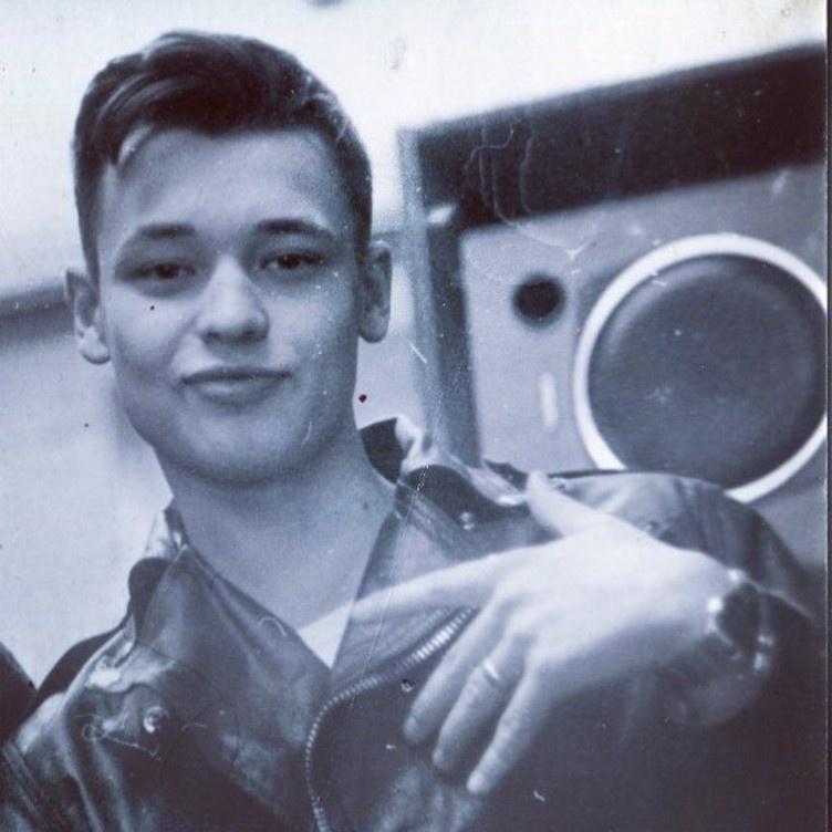 "А он тебя целует, говорит что любит и ночами обнимает, к сердцу прижимает.
А я мучаюсь от боли со своей любовью, фотографии в альбоме о тебе напомнят."(с) Фото: rusradio.ru