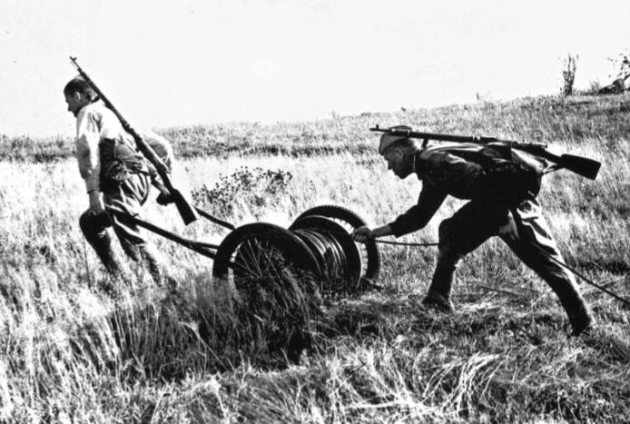 Советские связисты тянут линию связиИсточник: waralbum.ru