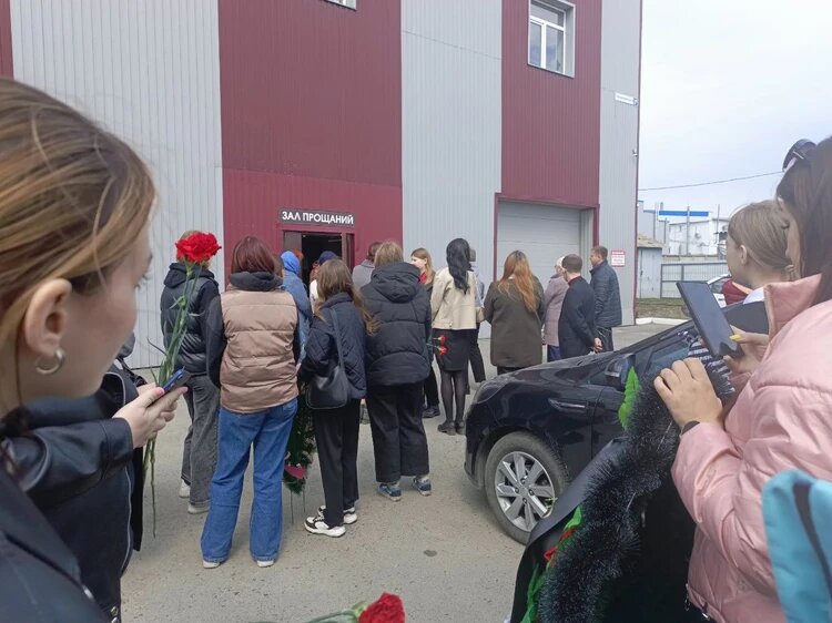Провожать пришли коллеги и ученики. Фото: Александр Коровниченко