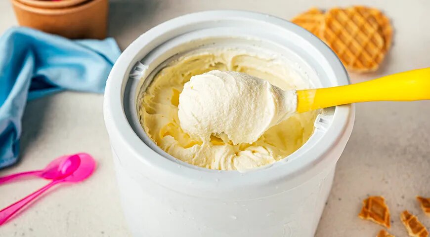   Функция любой мороженицы — приготовить холодное лакомство, охлаждая и перемешивая в резервуаре ингредиенты (Shutterstock/FOTODOM)