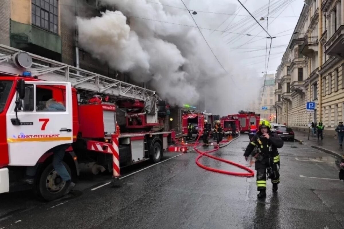    Мощный пожар в огромной квартире в центре Петербурга удалось локализовать