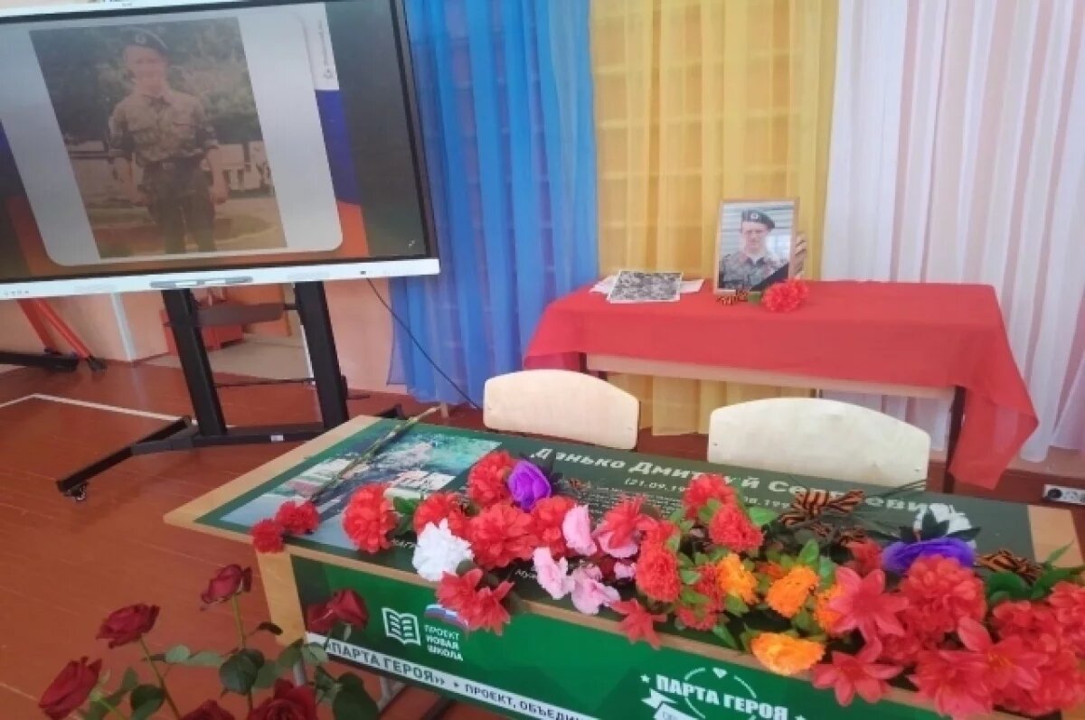    В шегарской школе установили Парту Героя