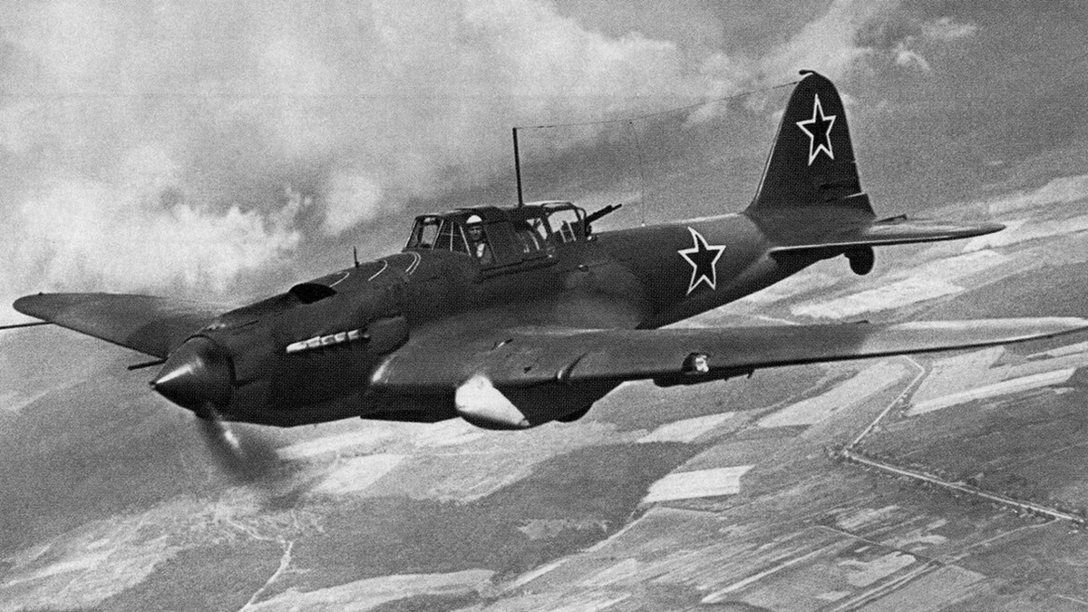 На фотографии: советский штурмовик Ил-2 немцы уважали и называли: «Железный Густав», «Мясник», «Бетонный самолет» и «Цементбомбер». Источник фото: https://cdn.culture.ru/images/59427ed5-4089-5863-bc8f-b990dcf286a5