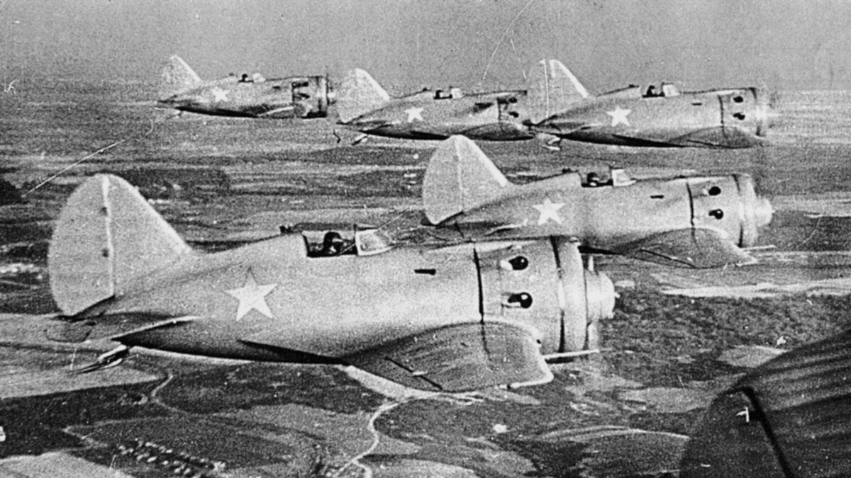 На фотографии: советский истребитель И-16, которого немцы называли «Рата» (от испанского «крыса») и «Стальная гадина». Источник фото: https://i.ytimg.com/vi/61BNH7O0c3g/maxresdefault.jpg