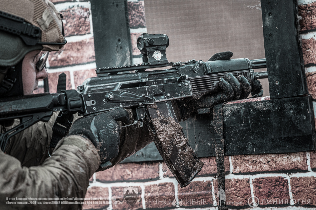 Военнослужащий на соревнованиях, с коллиматором HS403B. Отличается отсутствием солнечной панели, которая может питать прицел без батарейки.