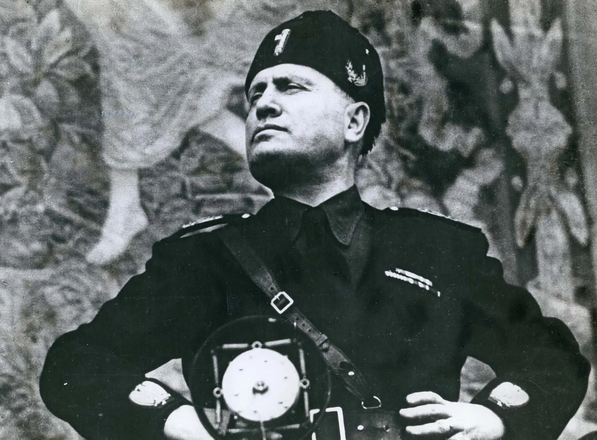 Бенито Муссолини (родился 29 июля 1883 года в Предаппио, Италия - умер 28 апреля 1945 года недалеко от Донго) был итальянским премьер-министром (1922–1943) и первым из европейских фашистских диктаторов XX века.