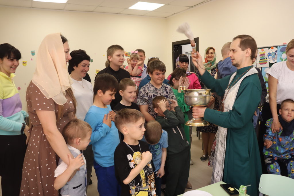    Протоиерей храма Александра Невского Иоанн Олексик окропил детей святой водой. Фото: «Тамань».