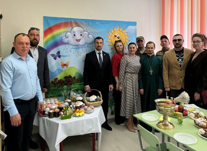    Среди гостей праздника директор благотворительного фонда «Акварель» Кирилл Пархомик, волонтёры, участники СВО.