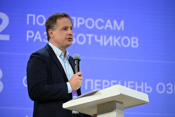 Де­мо-день ИЦК на тран­спор­те. На фо­то: за­мес­ти­тель ге­нераль­но­го ди­рек­то­ра ОАО "РЖД" Ев­ге­ний Чар­кин. Фо­то: Ас­со­циа­ция "Циф­ро­вой тран­спорт и ло­гис­ти­ка".