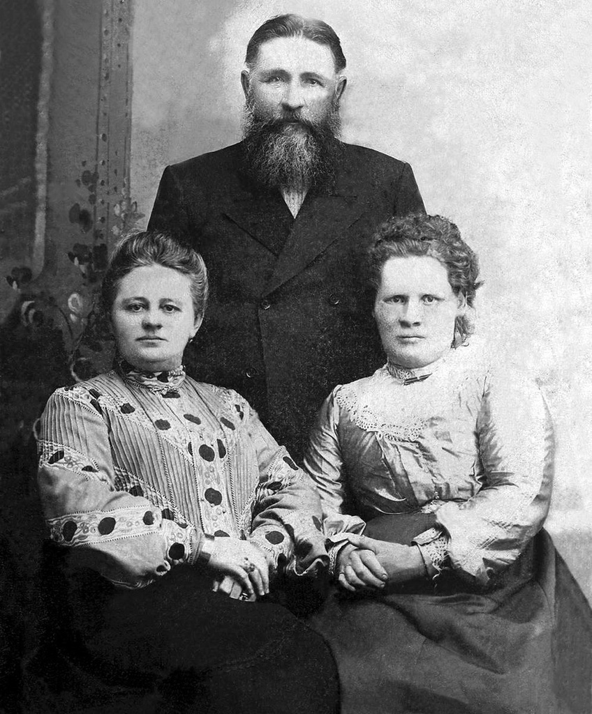 Купец Александр Осипович Рытов с женой и сестрой. Неизвестный автор, 1891 - 1909 год, Оренбургская губ., Верхнеуральский у., г. Верхнеуральск, Государственный исторический музей Южного Урала.

