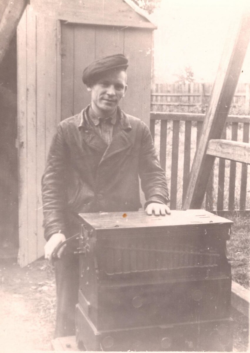 Есть в биографии Василия Никифоровича интересный факт. В первые послевоенные годы он отправился на заработки в г. Серпухов Московской области, где, взяв в цирке в аренду шарманку, играл на ней в городском парке.