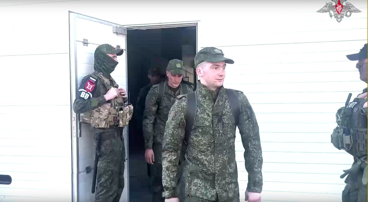    Наши! Встречаем!