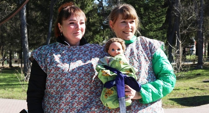    Вот такую огромную рубаху с двумя горловинами и только двумя разрезами для рук нужно было надеть вдвоем и запеленать "ребенка", перевязав его ленточкой. Фото редакции