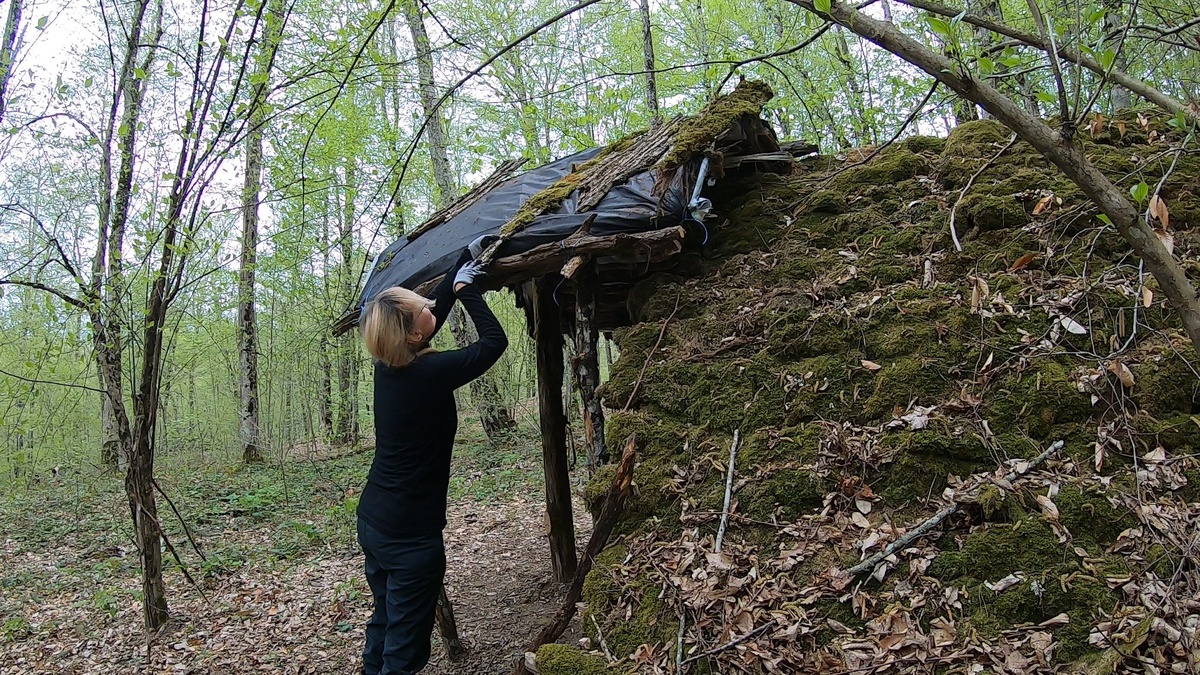 Укладываю кору на крышу