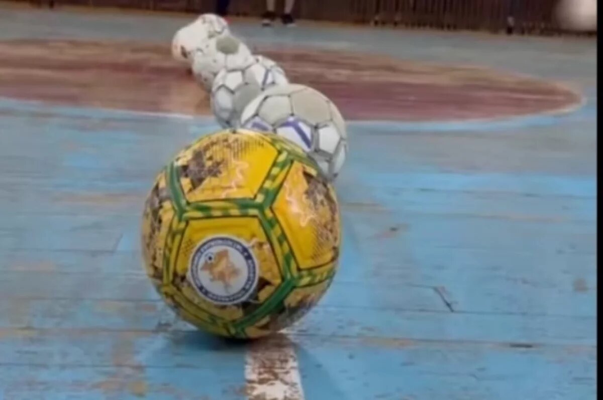    Мячом по голове.