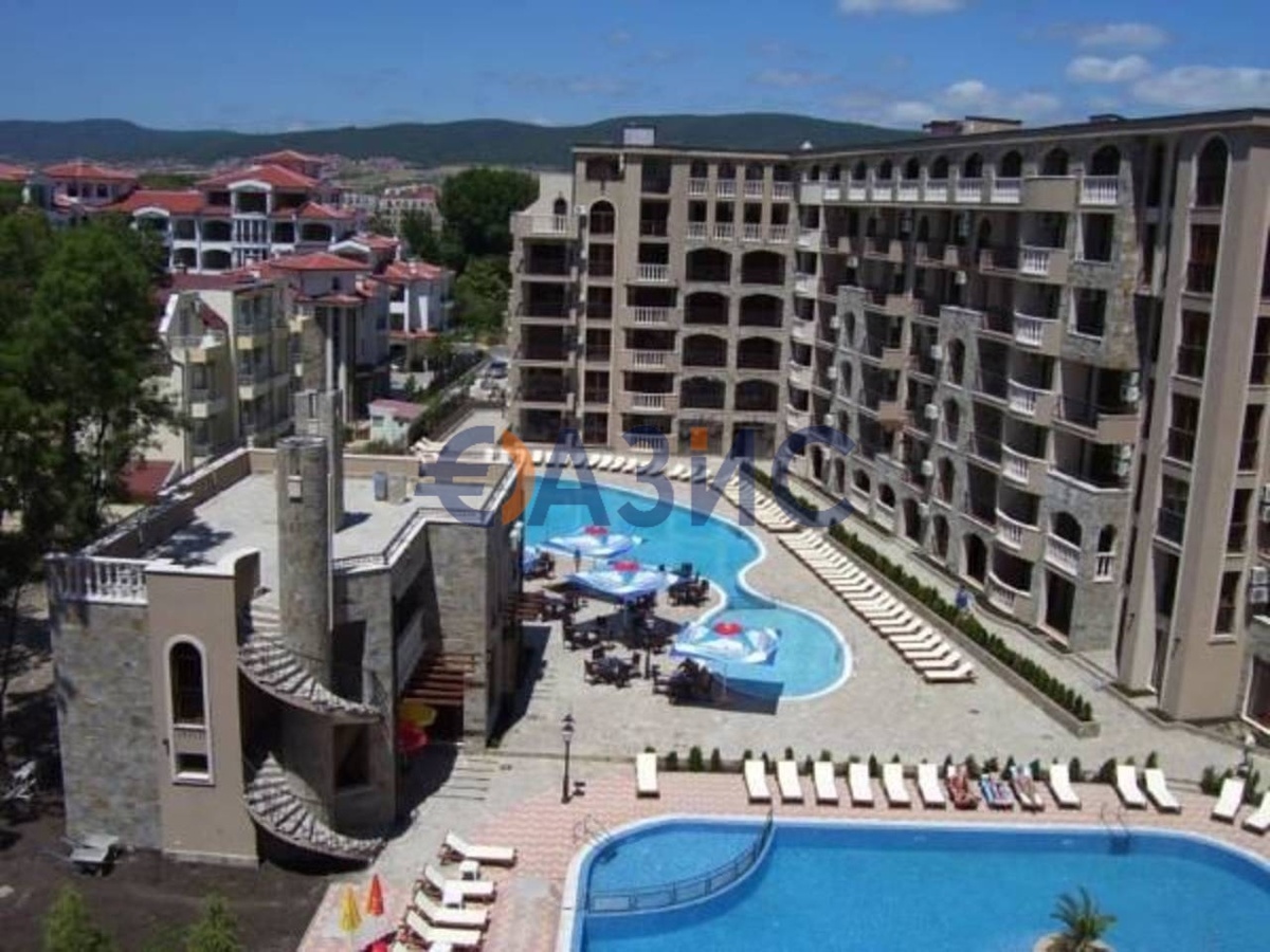 Вид на комплекс и бассейн Калия, Солнечный берег