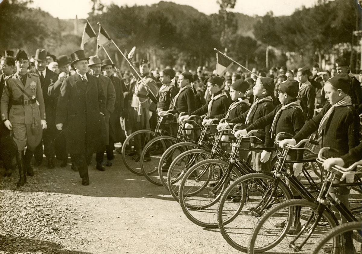 Бенито Муссолини инспектирует отряд школьников-фашистов в школе в Риме, Италия.