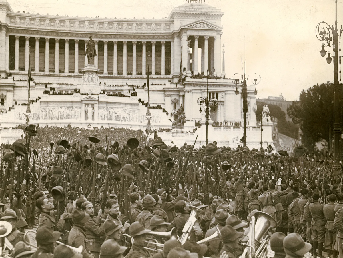 Огромная толпа на площади Пьяцца Венеция в Риме слушает речь Бенито Муссолини, 1930