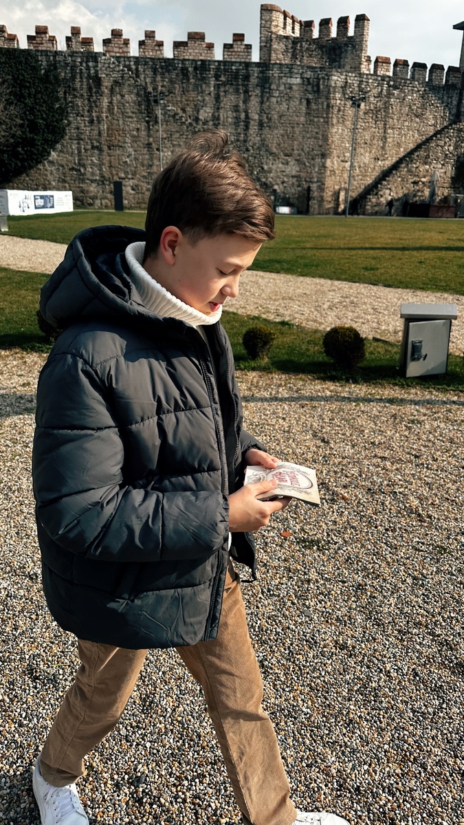 В этом году в нашей школе очень хорошо готовили к ВПР по русскому и математике. У нас даже были отдельные уроки на неделе, когда учитель с классом разбирал вариант из сборника, объяснял сложные моменты, потом задавал на дом решить еще вариант. Было заметно, что по русскому и математике работа ведется и детей готовят. Про физику и обществознание я такого сказать не могу. Физику вообще никак не готовили — не знали, что будет, обществознание в последние дни пробежались по нескольким вариантам. 