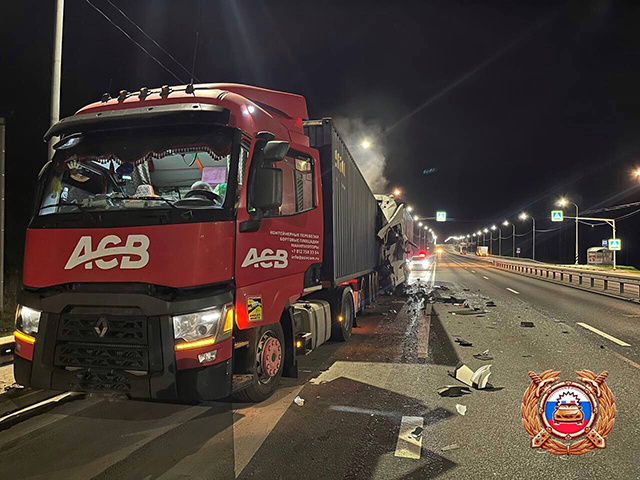 На трассе М-10 в Тверской области столкнулись большегрузы. Погиб человек