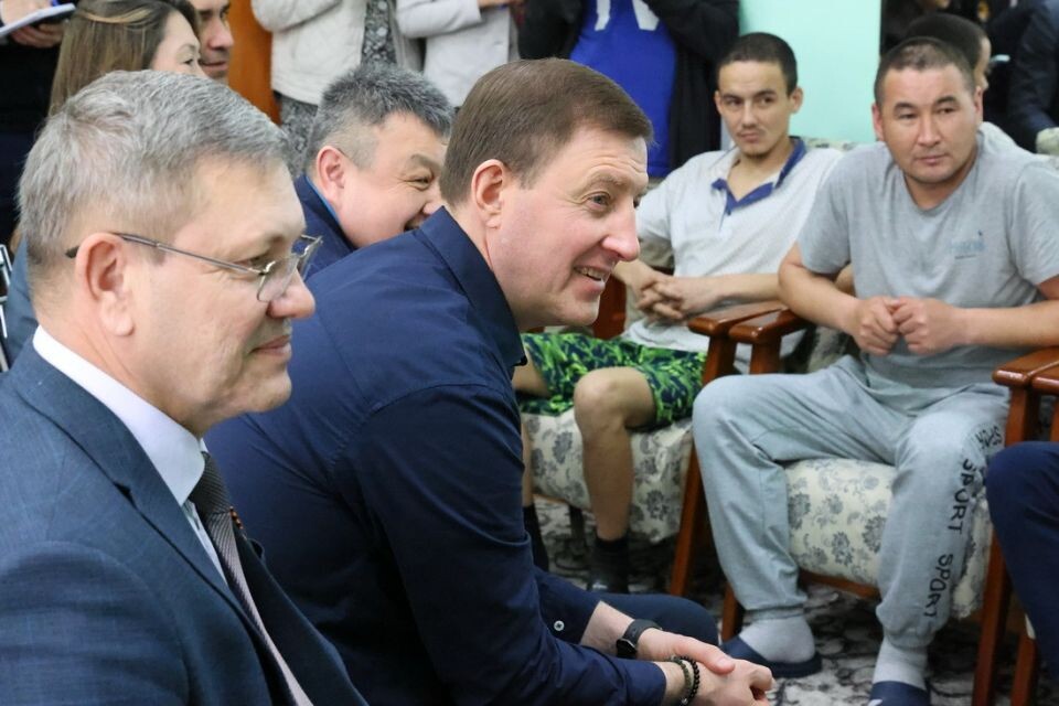    Встреча Андрея Турчака с участниками СВО, проходящими реабилитацию. Источник: altai-republic.ru