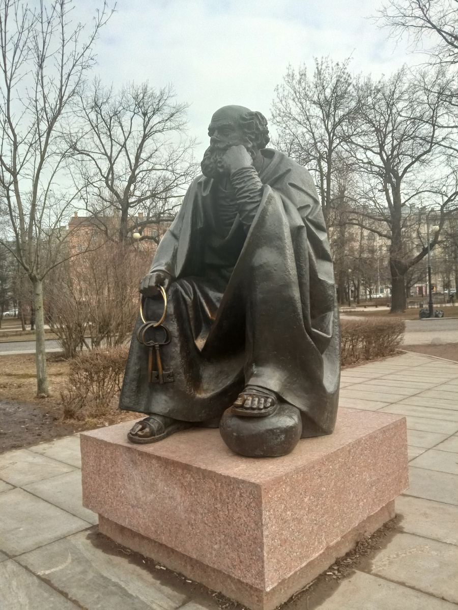 Его лепил Михаил Дронов в 2008 году, так гласила надпись