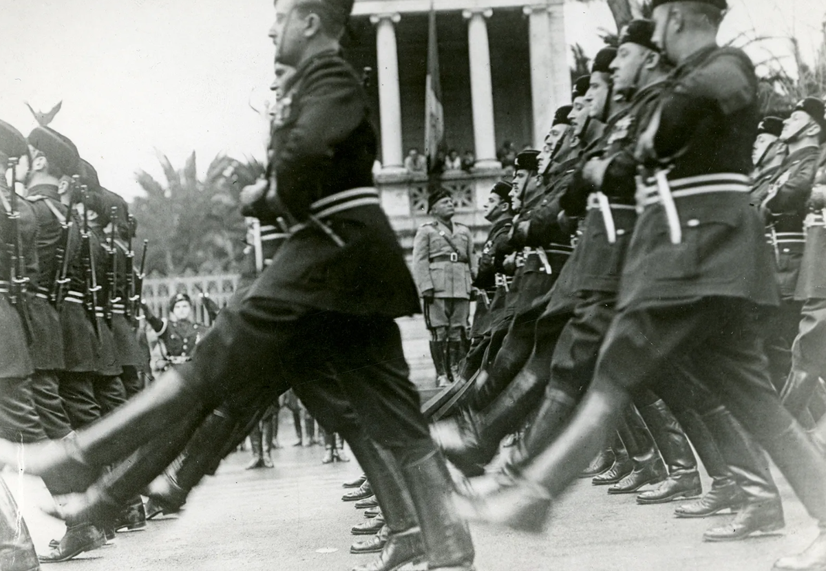 Фашистский парад. Бенито Муссолини принимает военный парад в Риме, 3 декабря 1940 года.