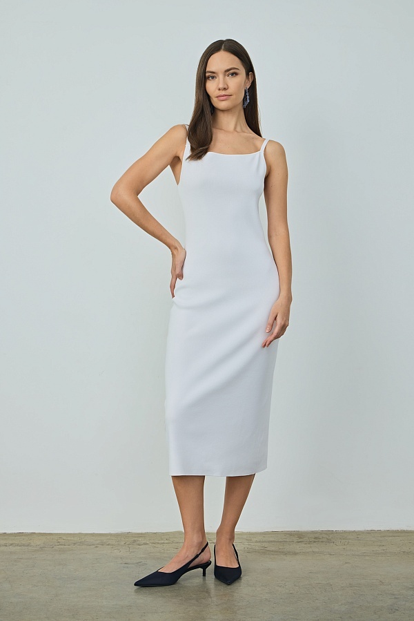 Платье из гладкого трикотажа универсально и подойдет для любого случая.