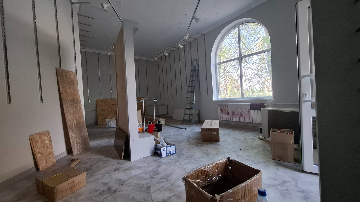 Уже несколько лет ждёт бедняга