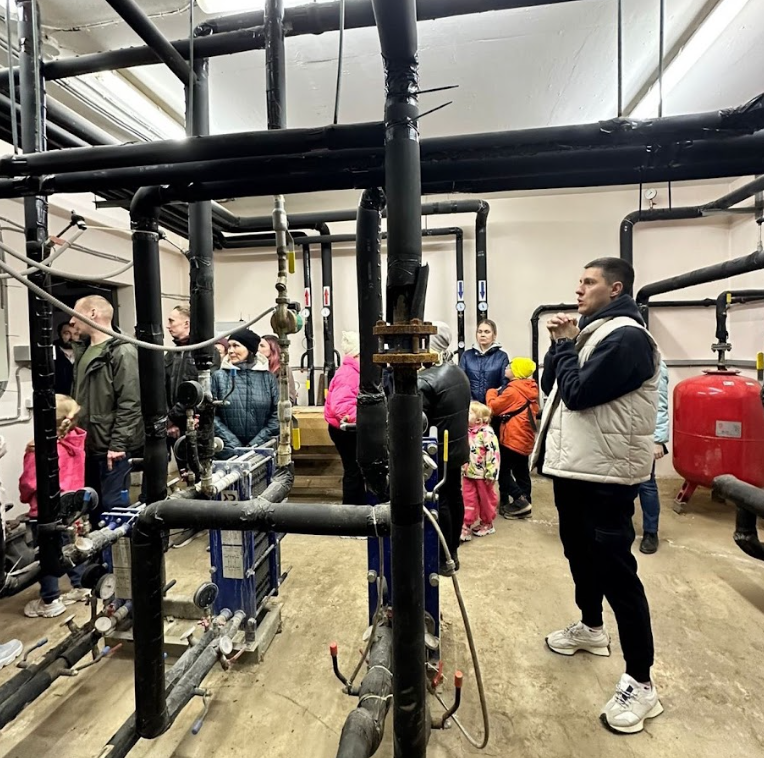 Путешествие по тайным комнатам МКД. Автор проекта Алексей Владимиров рассказывает жителям об устройстве отопления в доме