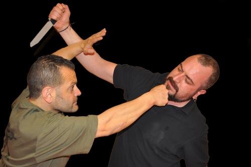 Фото с сайта https://m.apkpure.com/vn/krav-maga-techniques-step-by-step/com.doitapps.kravmagatechniquesstepbystep