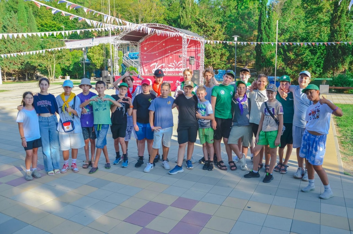 Мой сын Матвей, четвёртый справа, в зелёных шортах. Орлёнок, 2024 г.