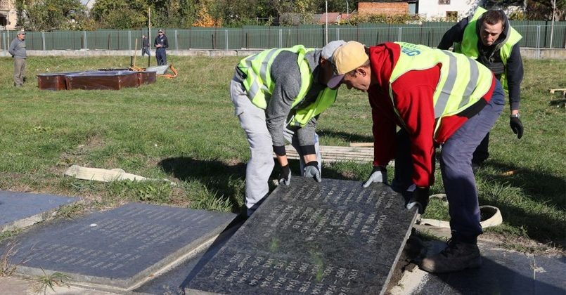 «Обыкновенный вандализм»: во Львове приступили к демонтажу захоронений советских воинов