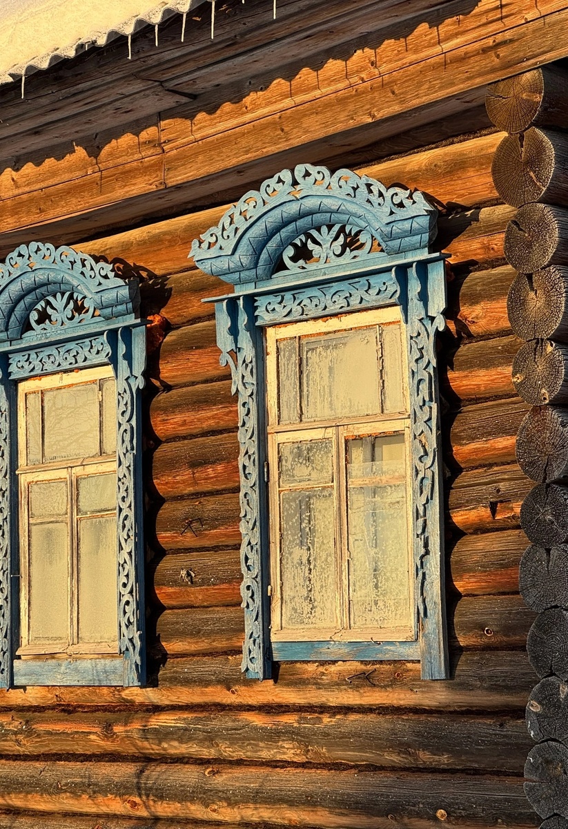Окна деревенского дома