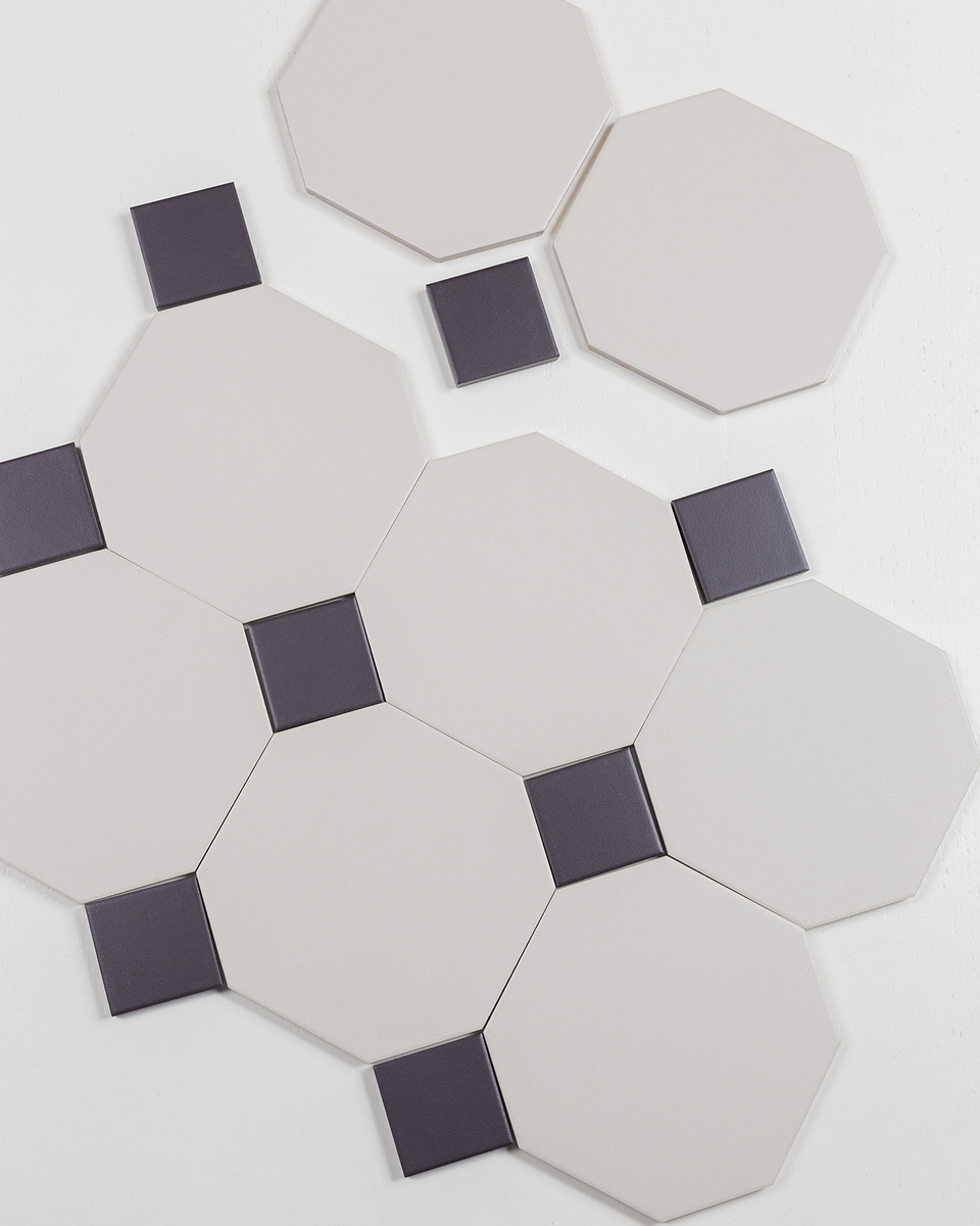 Плитка изготовлена из керамогранита, цвет в массе, толщина 9 мм. Октагон 151*151 мм, квадрат 53*53 мм. Стоимость - 6900 р/м².