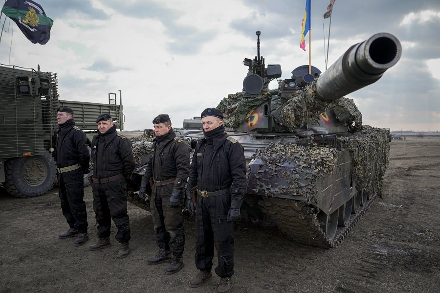 Румынские военнослужащие перед танком во время учений НАТО - Фото: Vadim Ghirda/AP/TASS