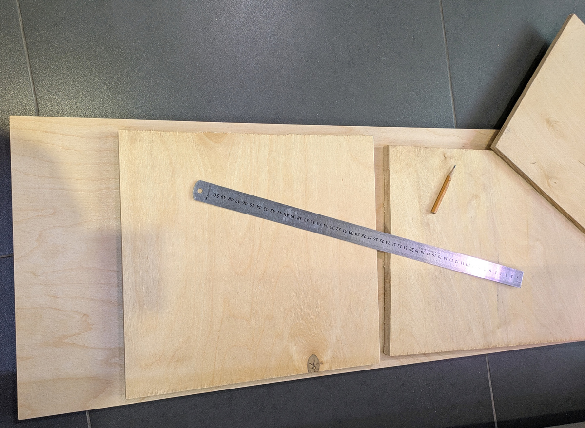 У меня были обрезки фанеры (16мм толщиной), поэтому раскладку я приводить не буду - из целого листа будет оптимальнее использоваться материал