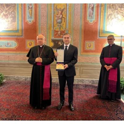 Однако, повторимся, дело не в личности, хотя Ватикан мог бы быть и разборчивее, а в том, что любой посол так или иначе представляет государство, и в случае с Мухтаровым речь о  государстве, в тюремных застенках которого избивают и срывают кресты с армянских военнопленных, заставляя отречься от христианства, о государстве, которое после тотальной оккупации островка христианства - Арцаха, яростно уничтожает армянские церкви, сносит купола с христианских церквей, а до того уничтожило практически все армянское христианское наследие в Нахиджеване.