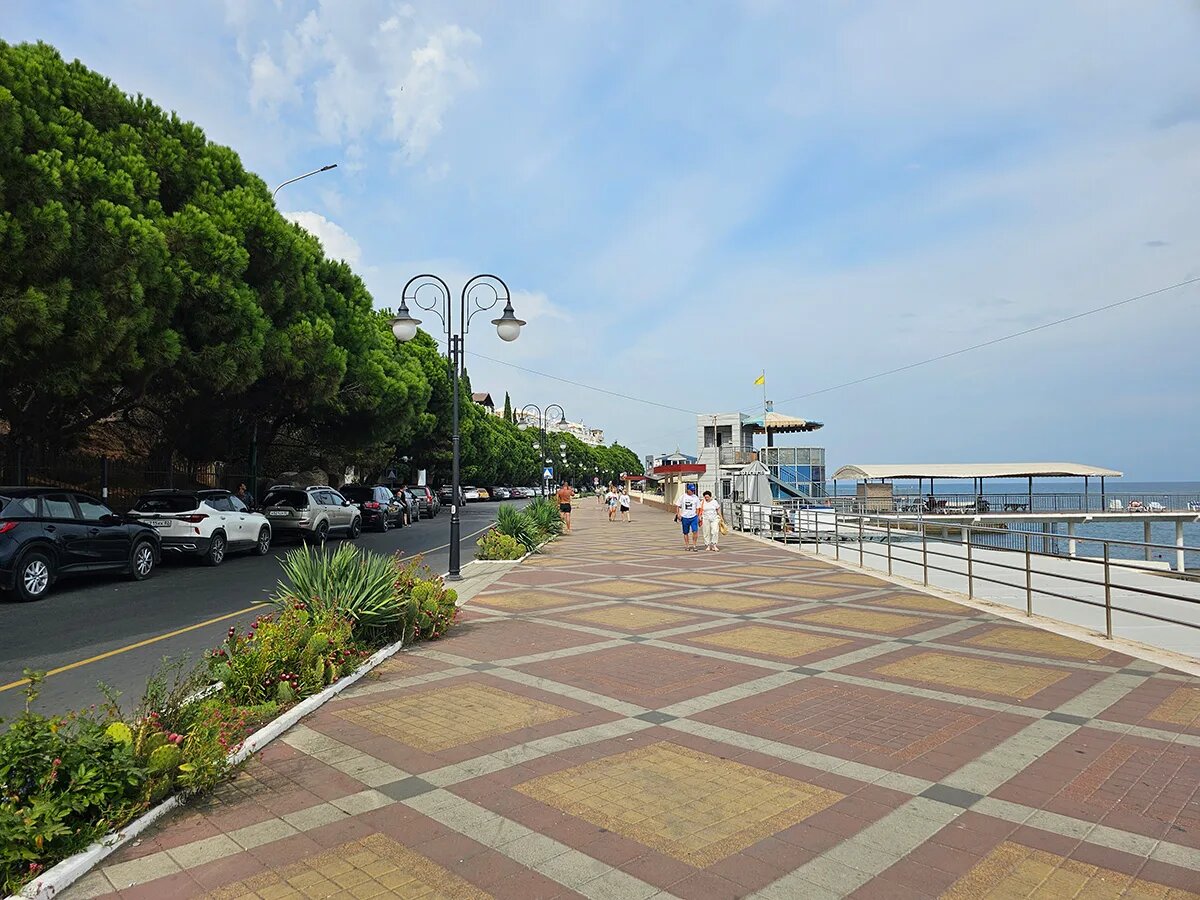 Набережная Алушты