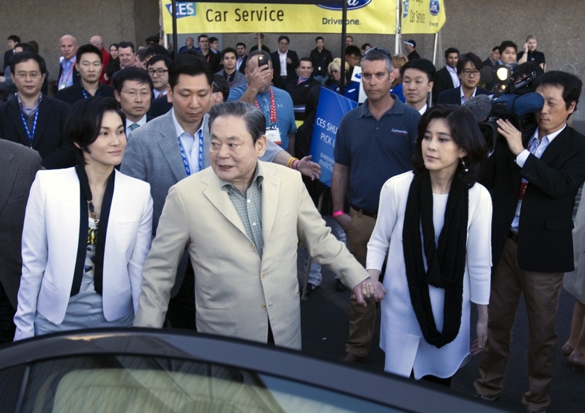 Председатель Samsung Electronics Ли Гон Хи с дочерьми Ли Бу Джин (справа) и Ли Со Хён (слева) на архивной фотографии от 12 января 2012 года