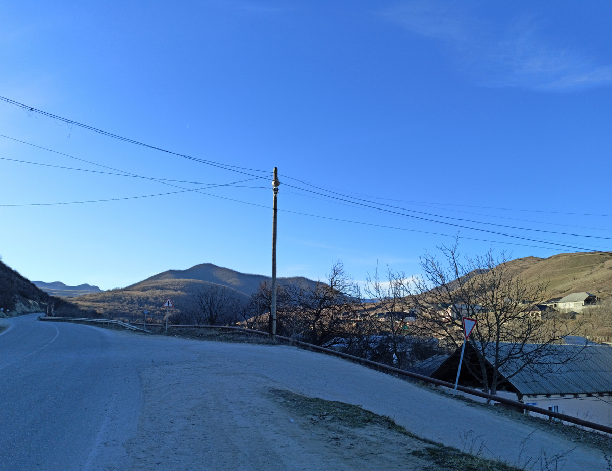 Фото автора: вид на горы, трассу и горное село (Дагестан, январь 2024)