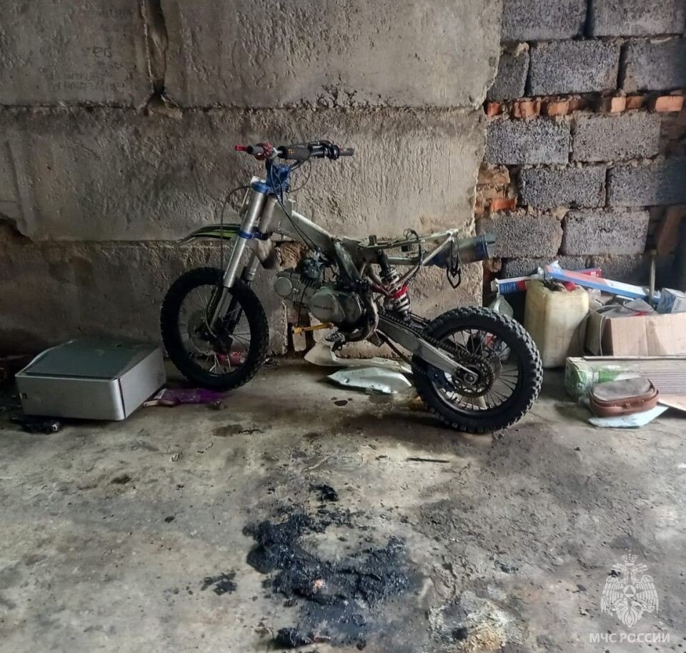    Пожар в гараже в Бийске. Источник: МЧС Алтайского края