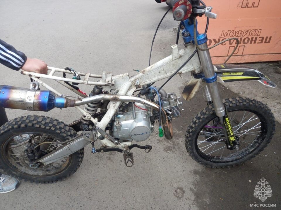    Пожар в гараже в Бийске. Источник: МЧС Алтайского края