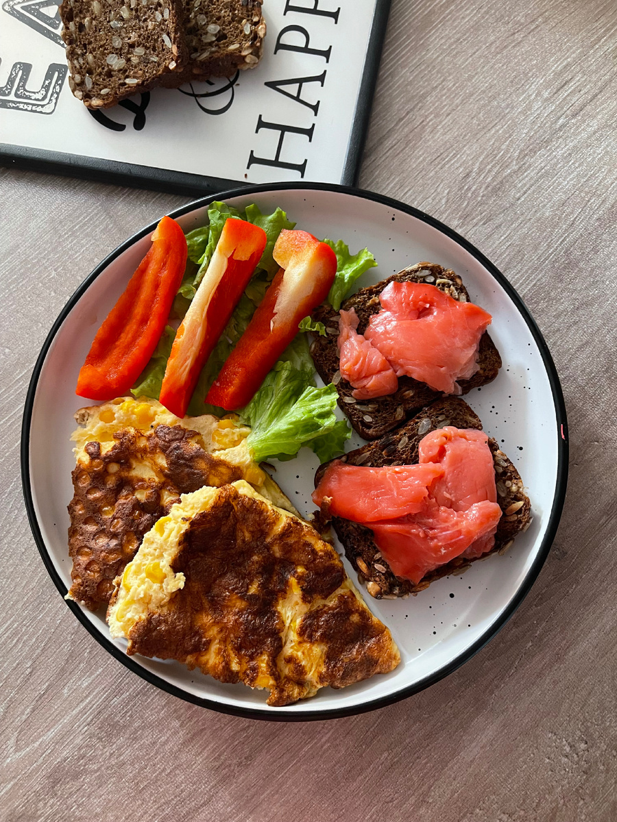 Завтрак. Омлет с кукурузой + тосты с рыбой. Фото автора.