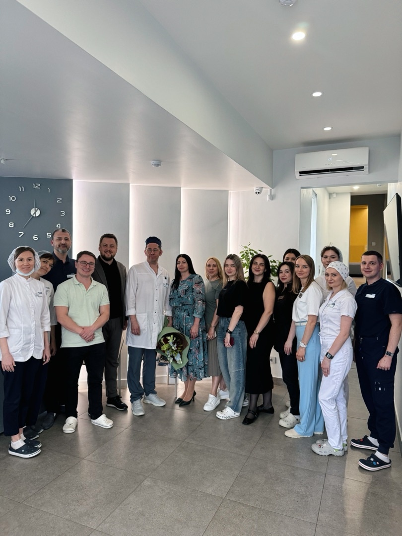 Наш дружный коллектив в момент поздравления Владимира Эммануиловича с этим важным достижением.